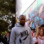 Vernon Davis arrives